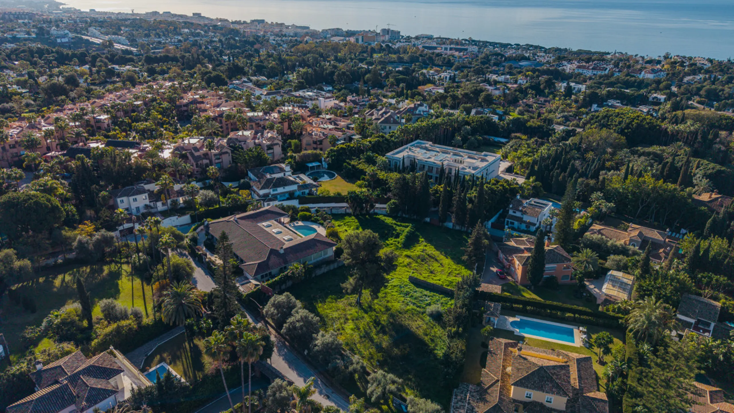 Located in the prestigious residential area of Rocío de Nagüeles, on Marbella's renowned Golden Mile, this south-facing double plot (1.915 m2 + 1.834 m2) represents an exceptional development opportunity in one of the most desirable parts of the city. Pos