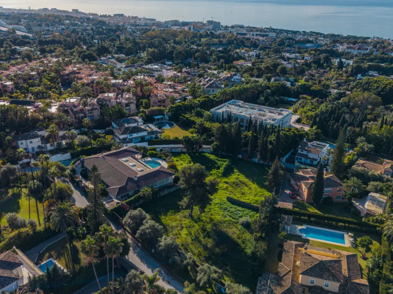 Located in the prestigious residential area of Rocío de Nagüeles, on Marbella's renowned Golden Mile, this south-facing double plot (1.915 m2 + 1.834 m2) represents an exceptional development opportunity in one of the most desirable parts of the city. Pos
