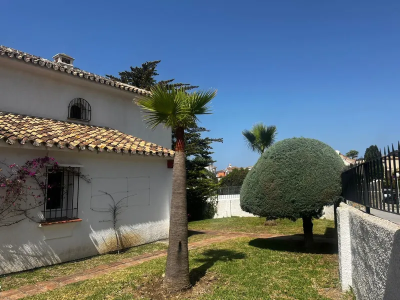 Detached Villa 500m from the Beach: Sun, Privacy and Comfort in Riviera del Sol