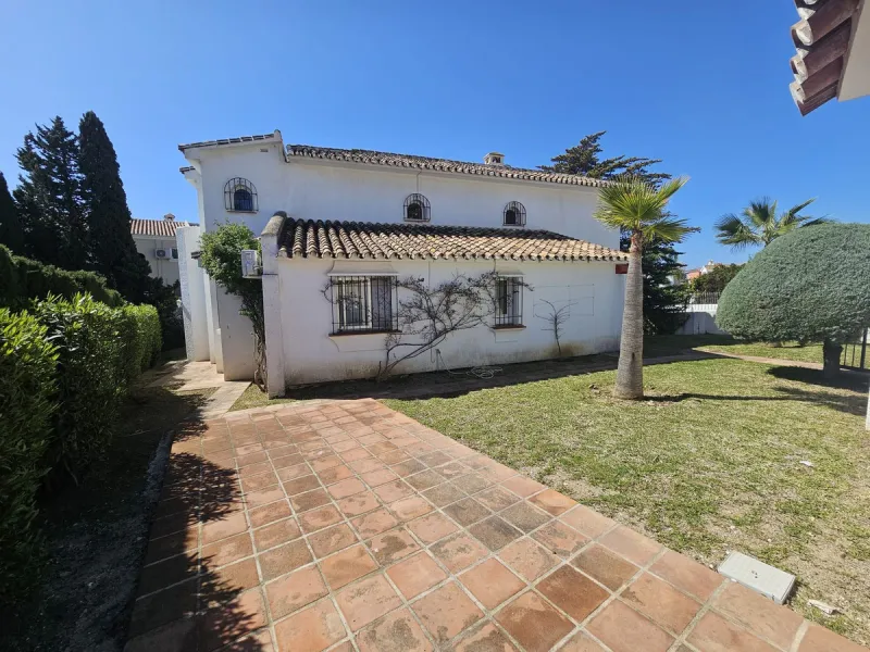 Detached Villa 500m from the Beach: Sun, Privacy and Comfort in Riviera del Sol