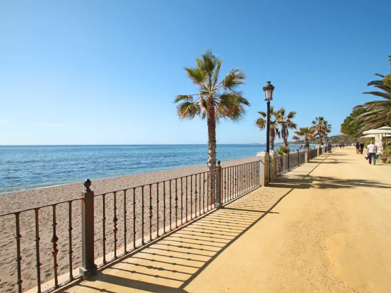 Fantastic opportunity on one of the few remaining self-contained plots available in Marbella, in a unique location close to La Concha Mountain and just a short drive to the beach and local amenities. This outstanding project is a one-storey villa plus bas