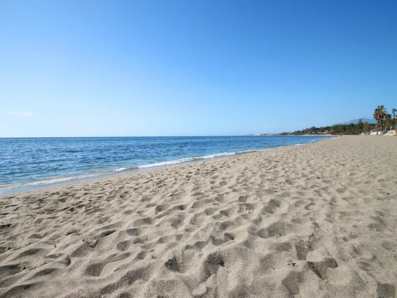 Fantastic opportunity on one of the few remaining self-contained plots available in Marbella, in a unique location close to La Concha Mountain and just a short drive to the beach and local amenities. This outstanding project is a one-storey villa plus bas