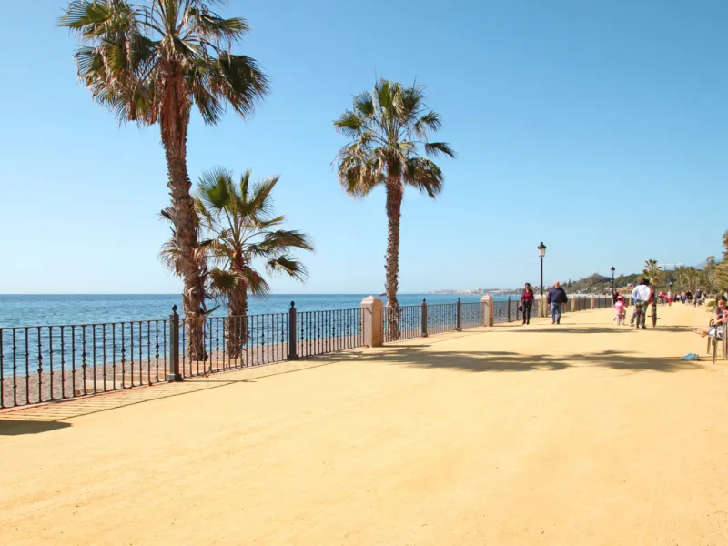 Fantastic opportunity on one of the few remaining self-contained plots available in Marbella, in a unique location close to La Concha Mountain and just a short drive to the beach and local amenities. This outstanding project is a one-storey villa plus bas