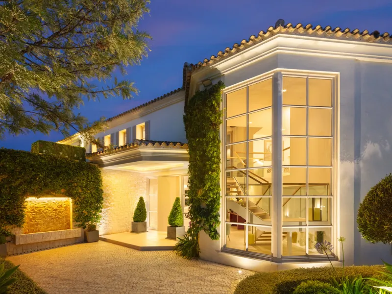 Beautiful villa located in a private oasis in the luxurious Aloha area of Marbella's Golf Valley. This magnificent property sits in a prestigious gated community and boasts an enviable front-line position overlooking Aloha Golf Course. The villa comprises