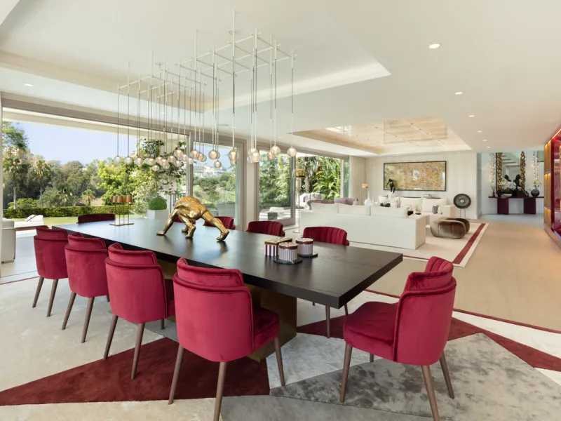 Beautiful villa located in a private oasis in the luxurious Aloha area of Marbella's Golf Valley. This magnificent property sits in a prestigious gated community and boasts an enviable front-line position overlooking Aloha Golf Course. The villa comprises