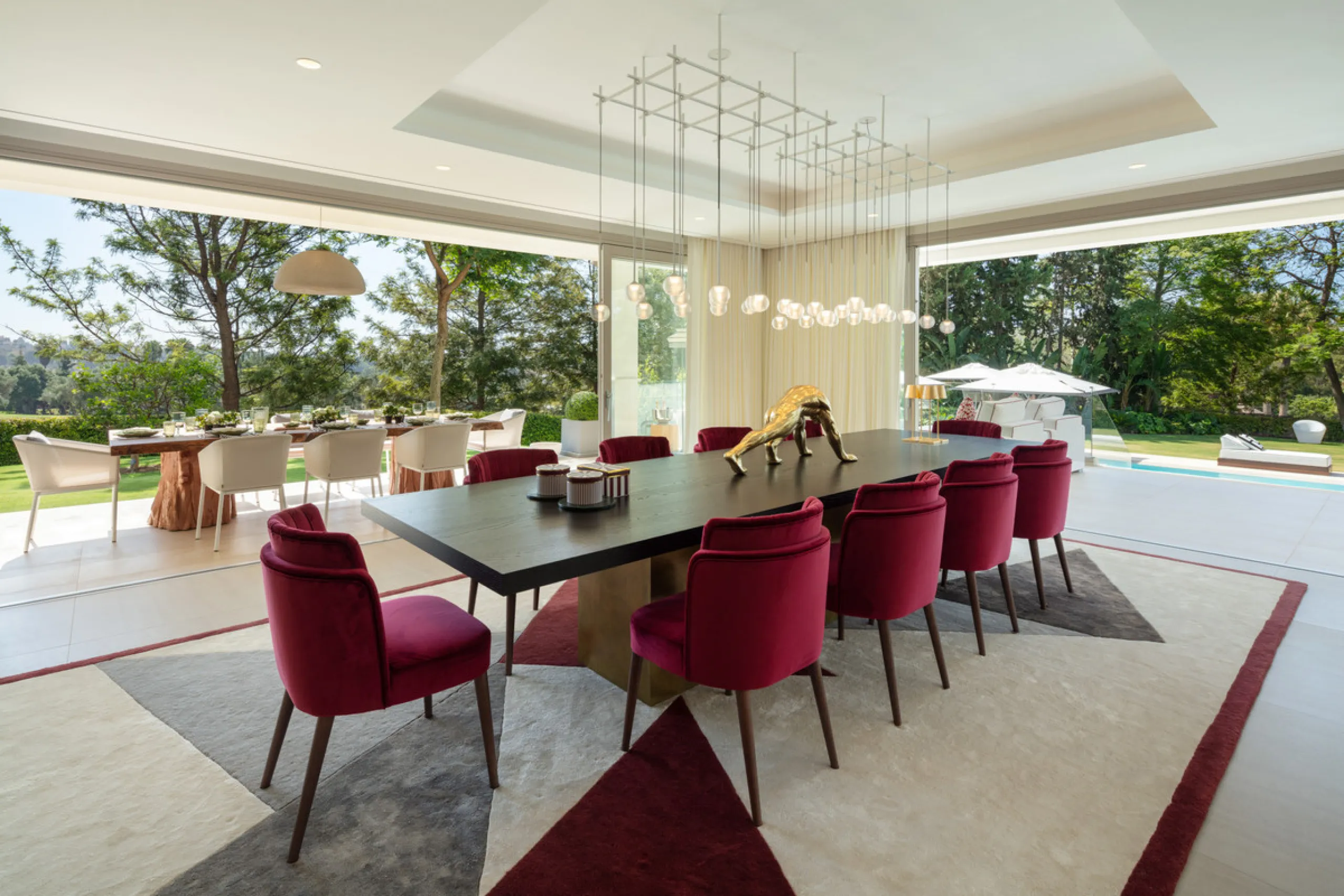 Beautiful villa located in a private oasis in the luxurious Aloha area of Marbella's Golf Valley. This magnificent property sits in a prestigious gated community and boasts an enviable front-line position overlooking Aloha Golf Course. The villa comprises