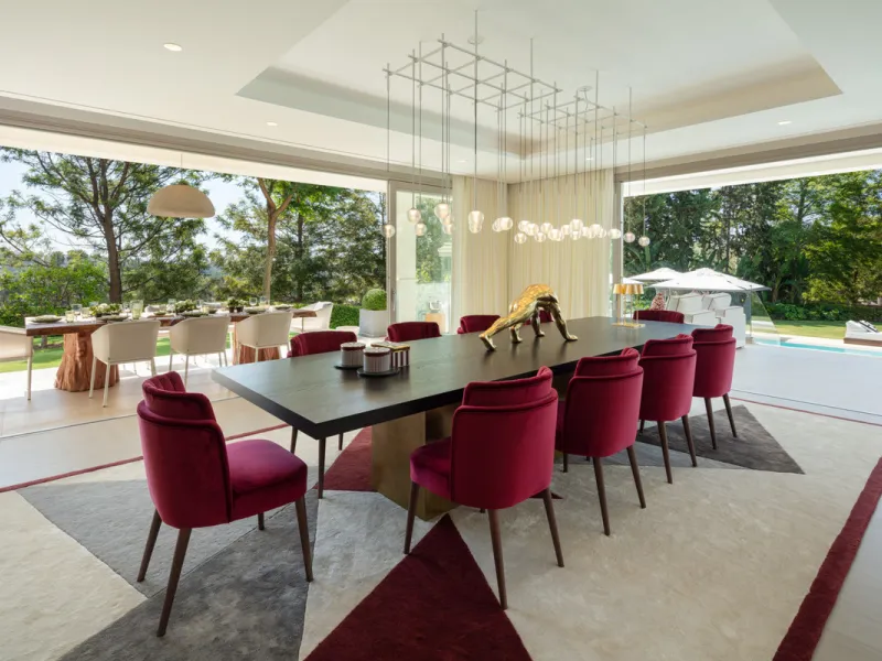 Beautiful villa located in a private oasis in the luxurious Aloha area of Marbella's Golf Valley. This magnificent property sits in a prestigious gated community and boasts an enviable front-line position overlooking Aloha Golf Course. The villa comprises