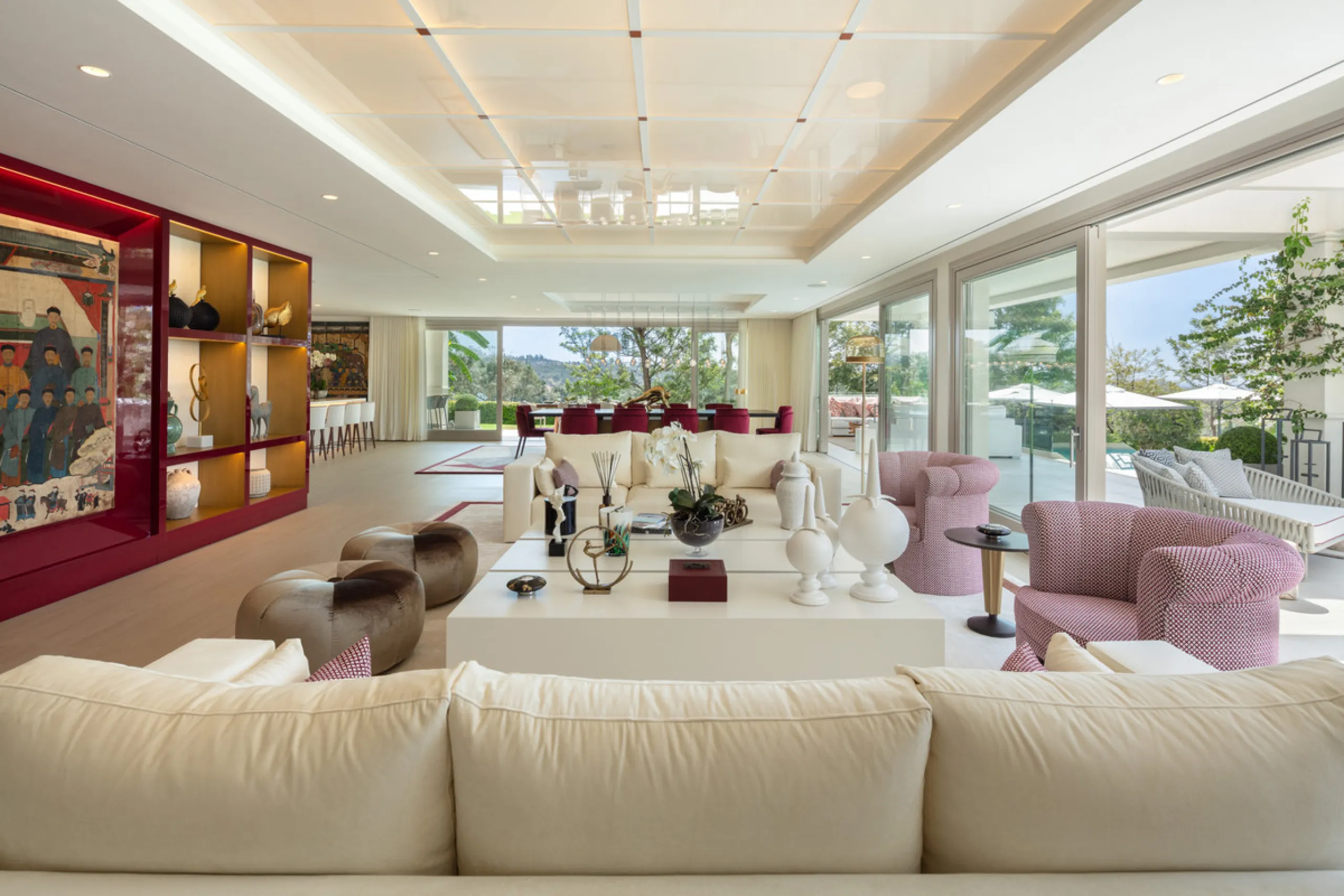 Beautiful villa located in a private oasis in the luxurious Aloha area of Marbella's Golf Valley. This magnificent property sits in a prestigious gated community and boasts an enviable front-line position overlooking Aloha Golf Course. The villa comprises