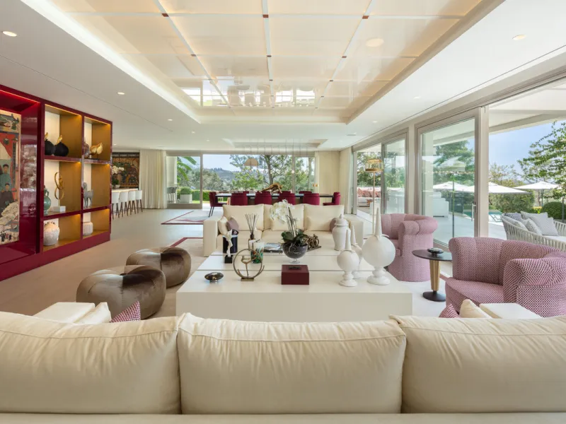 Beautiful villa located in a private oasis in the luxurious Aloha area of Marbella's Golf Valley. This magnificent property sits in a prestigious gated community and boasts an enviable front-line position overlooking Aloha Golf Course. The villa comprises