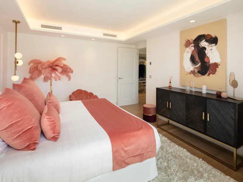 Beautiful villa located in a private oasis in the luxurious Aloha area of Marbella's Golf Valley. This magnificent property sits in a prestigious gated community and boasts an enviable front-line position overlooking Aloha Golf Course. The villa comprises