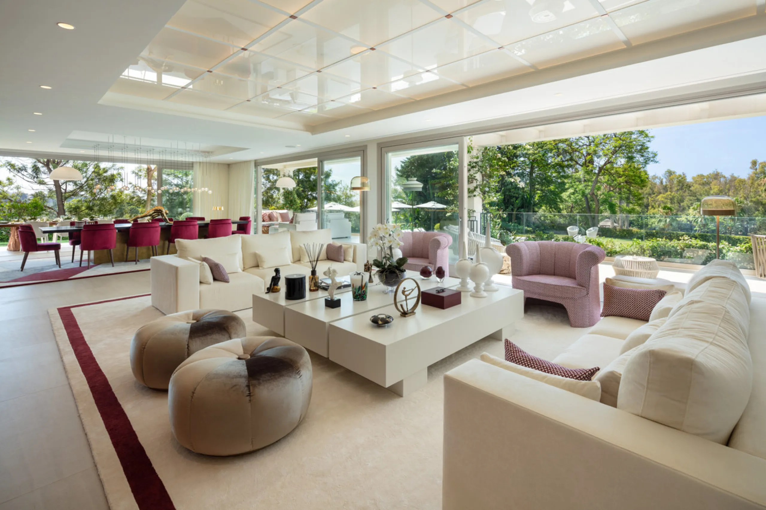 Beautiful villa located in a private oasis in the luxurious Aloha area of Marbella's Golf Valley. This magnificent property sits in a prestigious gated community and boasts an enviable front-line position overlooking Aloha Golf Course. The villa comprises