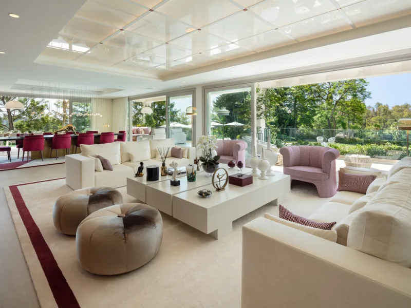Beautiful villa located in a private oasis in the luxurious Aloha area of Marbella's Golf Valley. This magnificent property sits in a prestigious gated community and boasts an enviable front-line position overlooking Aloha Golf Course. The villa comprises