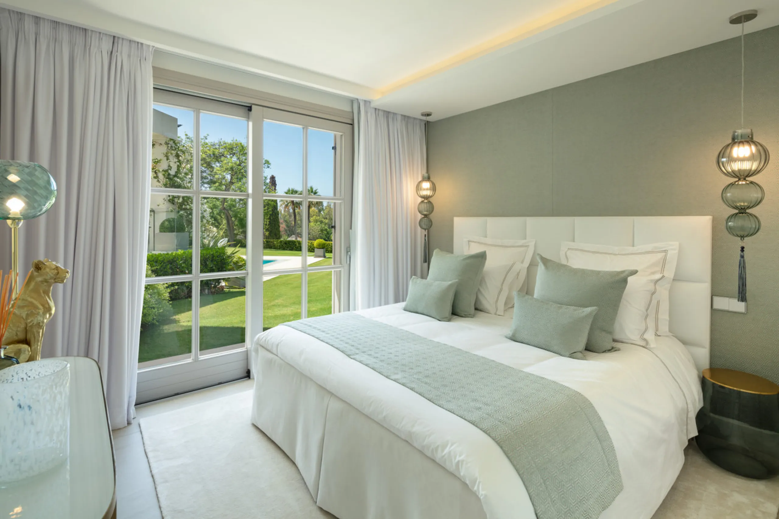 Beautiful villa located in a private oasis in the luxurious Aloha area of Marbella's Golf Valley. This magnificent property sits in a prestigious gated community and boasts an enviable front-line position overlooking Aloha Golf Course. The villa comprises