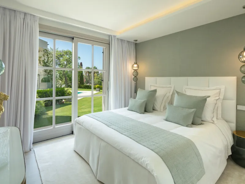 Beautiful villa located in a private oasis in the luxurious Aloha area of Marbella's Golf Valley. This magnificent property sits in a prestigious gated community and boasts an enviable front-line position overlooking Aloha Golf Course. The villa comprises