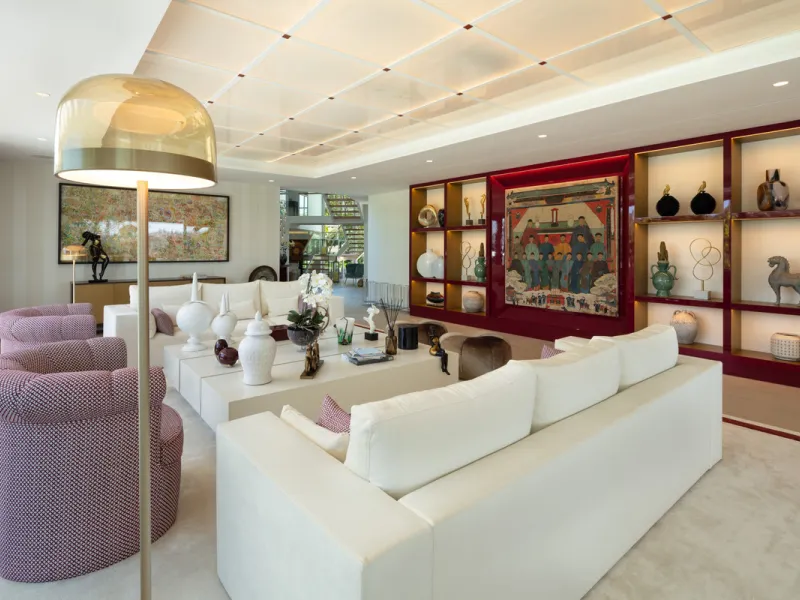 Beautiful villa located in a private oasis in the luxurious Aloha area of Marbella's Golf Valley. This magnificent property sits in a prestigious gated community and boasts an enviable front-line position overlooking Aloha Golf Course. The villa comprises
