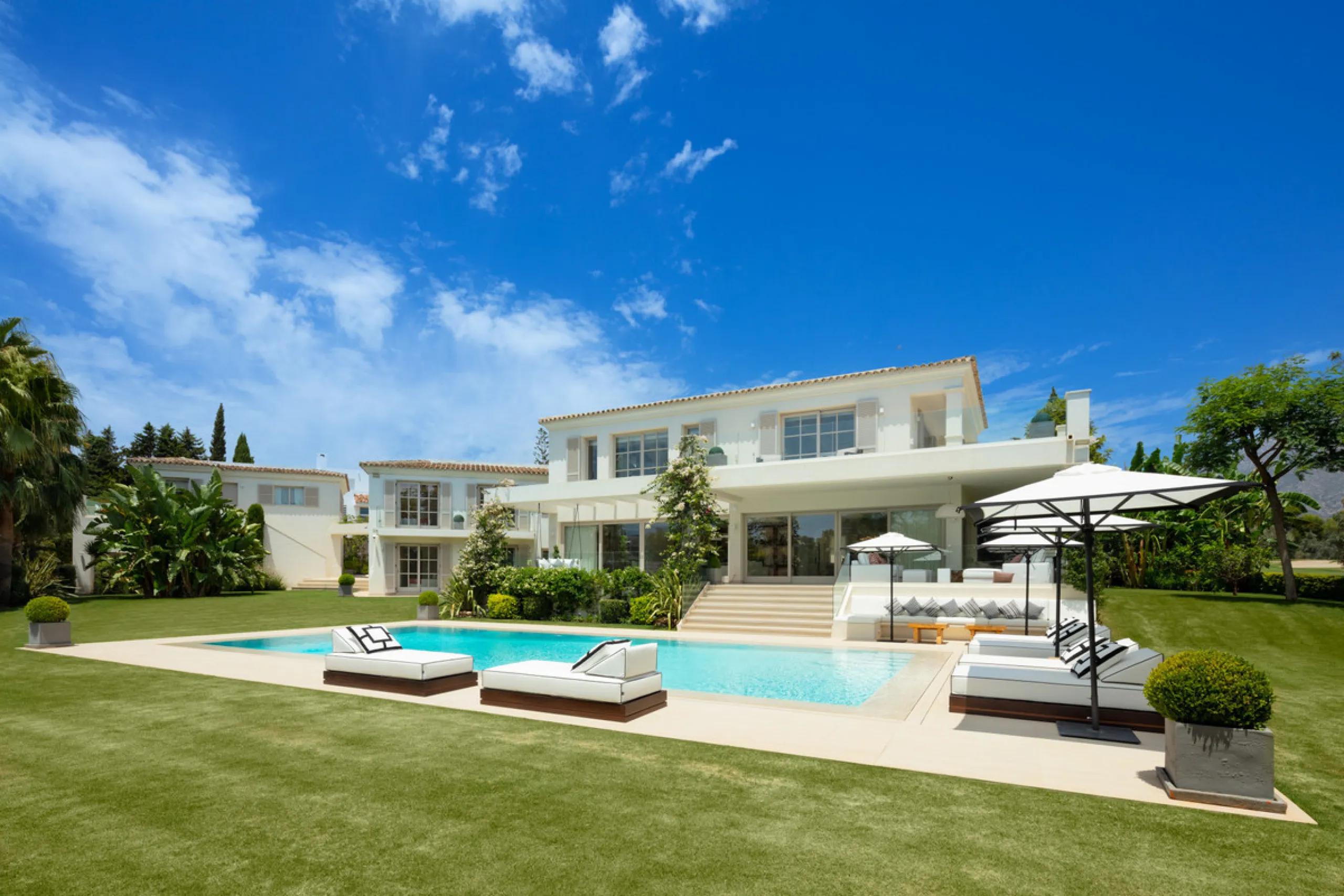 Beautiful villa located in a private oasis in the luxurious Aloha area of Marbella's Golf Valley. This magnificent property sits in a prestigious gated community and boasts an enviable front-line position overlooking Aloha Golf Course. The villa comprises