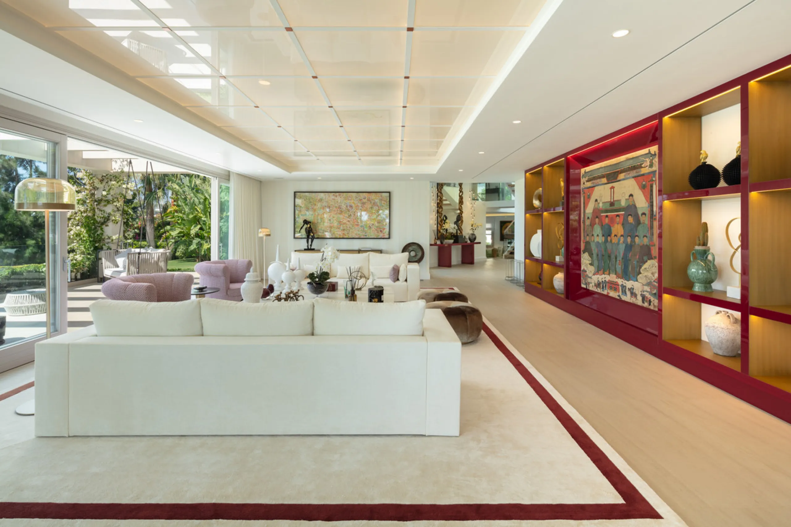 Beautiful villa located in a private oasis in the luxurious Aloha area of Marbella's Golf Valley. This magnificent property sits in a prestigious gated community and boasts an enviable front-line position overlooking Aloha Golf Course. The villa comprises