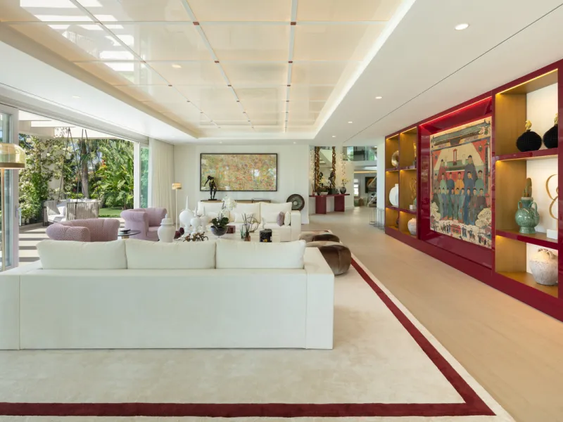 Beautiful villa located in a private oasis in the luxurious Aloha area of Marbella's Golf Valley. This magnificent property sits in a prestigious gated community and boasts an enviable front-line position overlooking Aloha Golf Course. The villa comprises