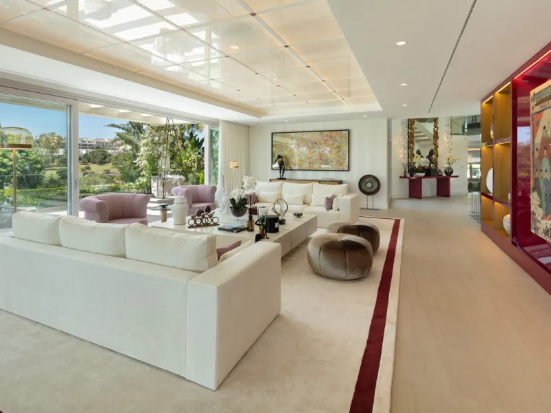 Beautiful villa located in a private oasis in the luxurious Aloha area of Marbella's Golf Valley. This magnificent property sits in a prestigious gated community and boasts an enviable front-line position overlooking Aloha Golf Course. The villa comprises