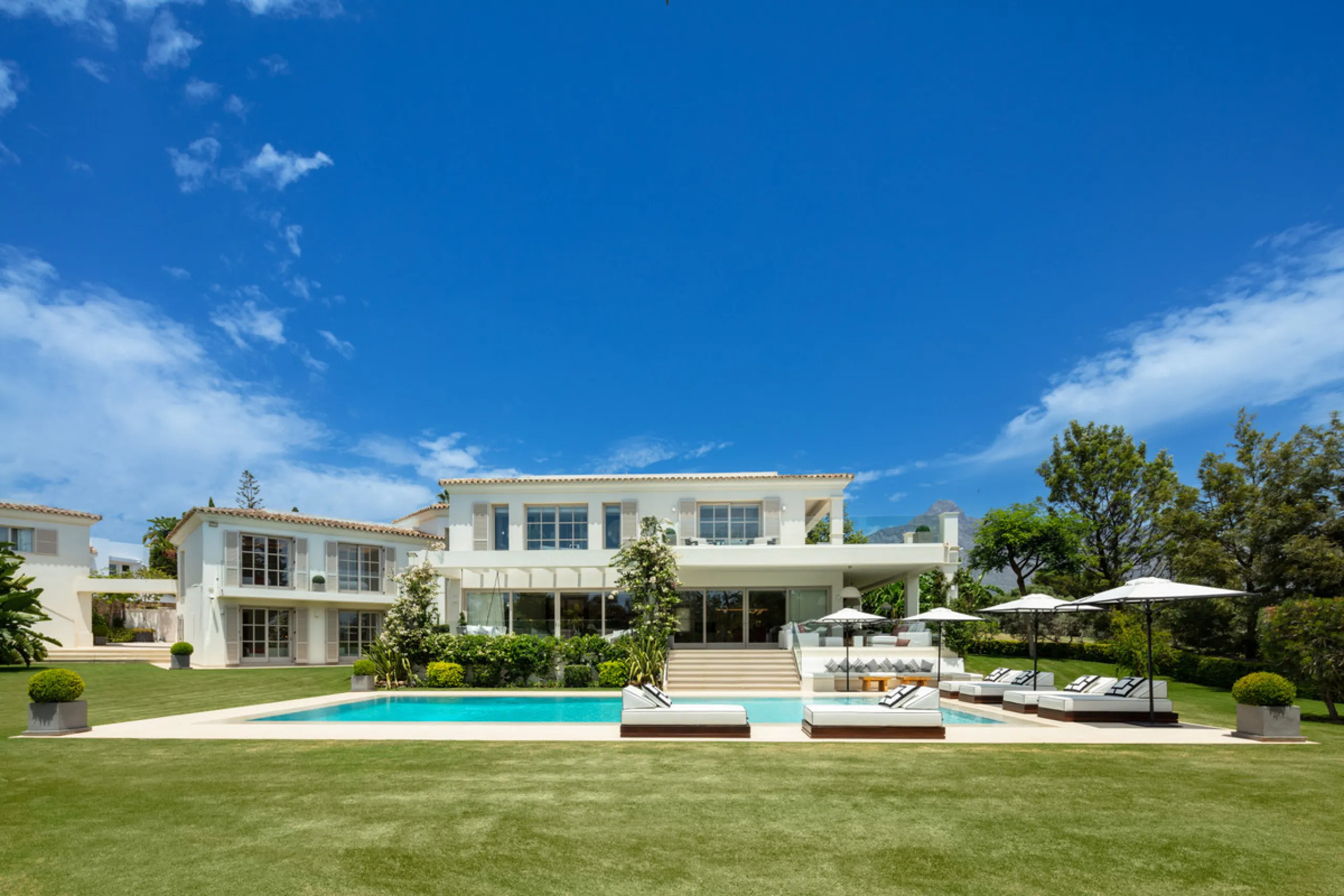 Beautiful villa located in a private oasis in the luxurious Aloha area of Marbella's Golf Valley. This magnificent property sits in a prestigious gated community and boasts an enviable front-line position overlooking Aloha Golf Course. The villa comprises