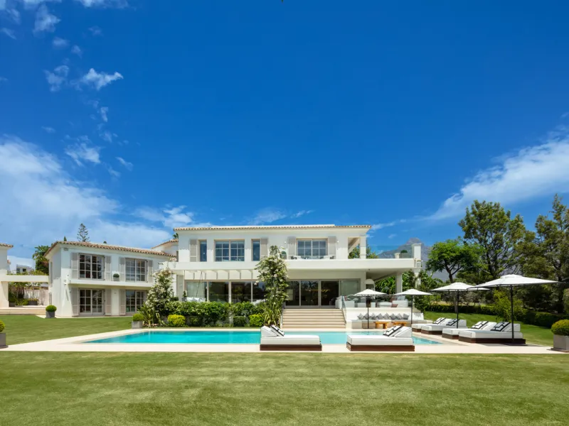 Beautiful villa located in a private oasis in the luxurious Aloha area of Marbella's Golf Valley. This magnificent property sits in a prestigious gated community and boasts an enviable front-line position overlooking Aloha Golf Course. The villa comprises