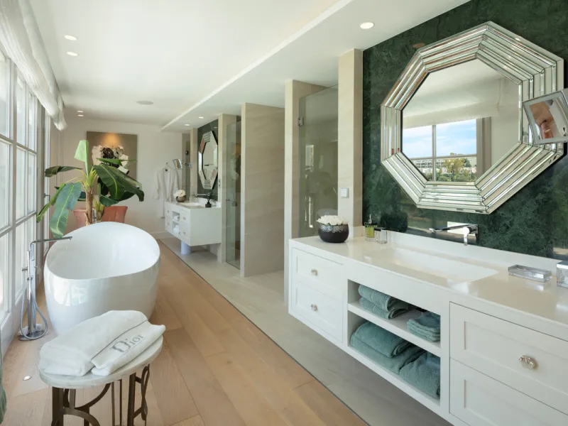 Beautiful villa located in a private oasis in the luxurious Aloha area of Marbella's Golf Valley. This magnificent property sits in a prestigious gated community and boasts an enviable front-line position overlooking Aloha Golf Course. The villa comprises