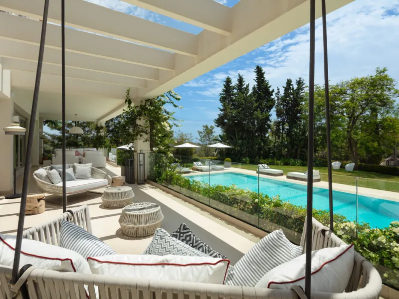 Beautiful villa located in a private oasis in the luxurious Aloha area of Marbella's Golf Valley. This magnificent property sits in a prestigious gated community and boasts an enviable front-line position overlooking Aloha Golf Course. The villa comprises