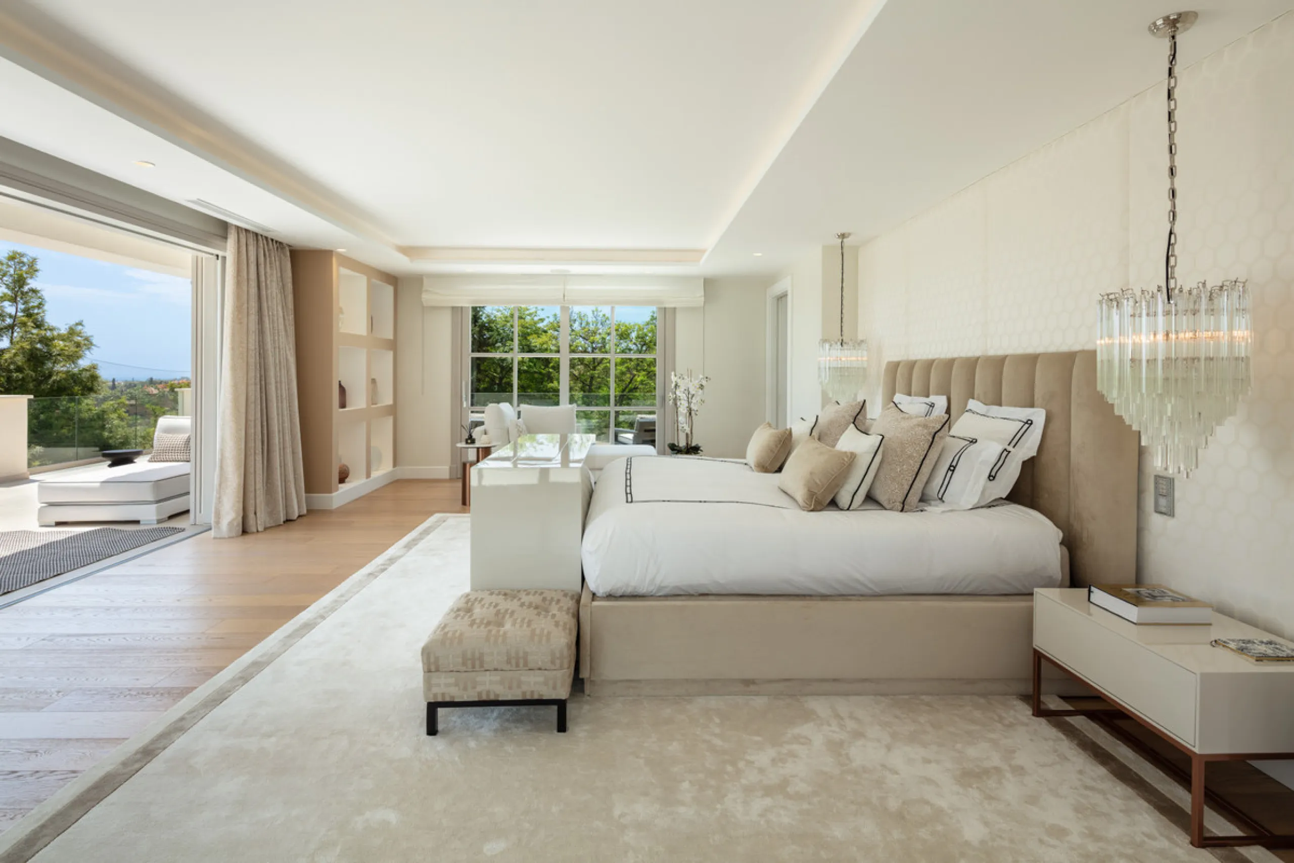 Beautiful villa located in a private oasis in the luxurious Aloha area of Marbella's Golf Valley. This magnificent property sits in a prestigious gated community and boasts an enviable front-line position overlooking Aloha Golf Course. The villa comprises
