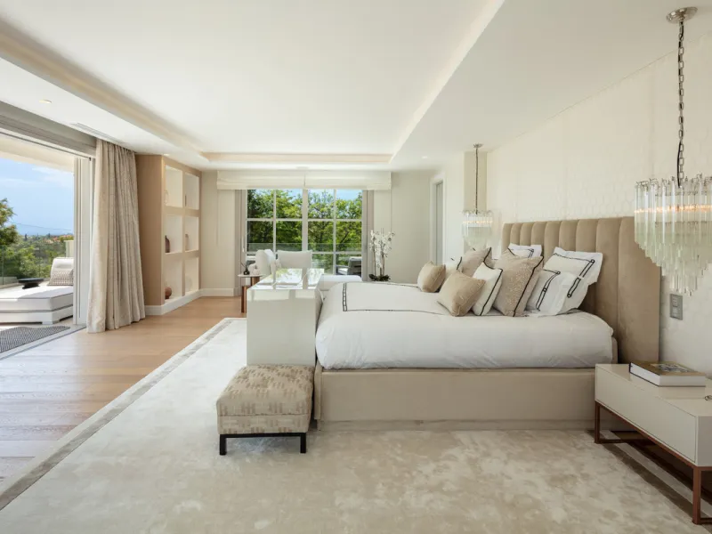 Beautiful villa located in a private oasis in the luxurious Aloha area of Marbella's Golf Valley. This magnificent property sits in a prestigious gated community and boasts an enviable front-line position overlooking Aloha Golf Course. The villa comprises