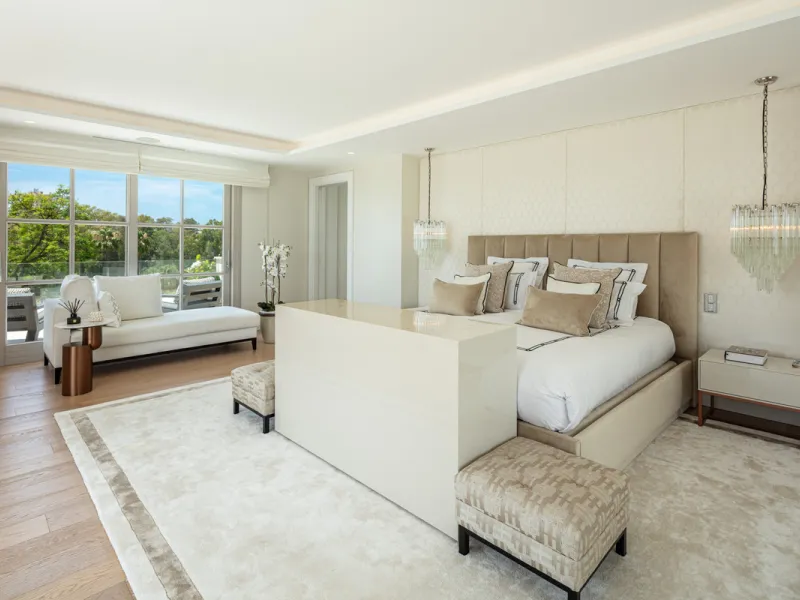 Beautiful villa located in a private oasis in the luxurious Aloha area of Marbella's Golf Valley. This magnificent property sits in a prestigious gated community and boasts an enviable front-line position overlooking Aloha Golf Course. The villa comprises
