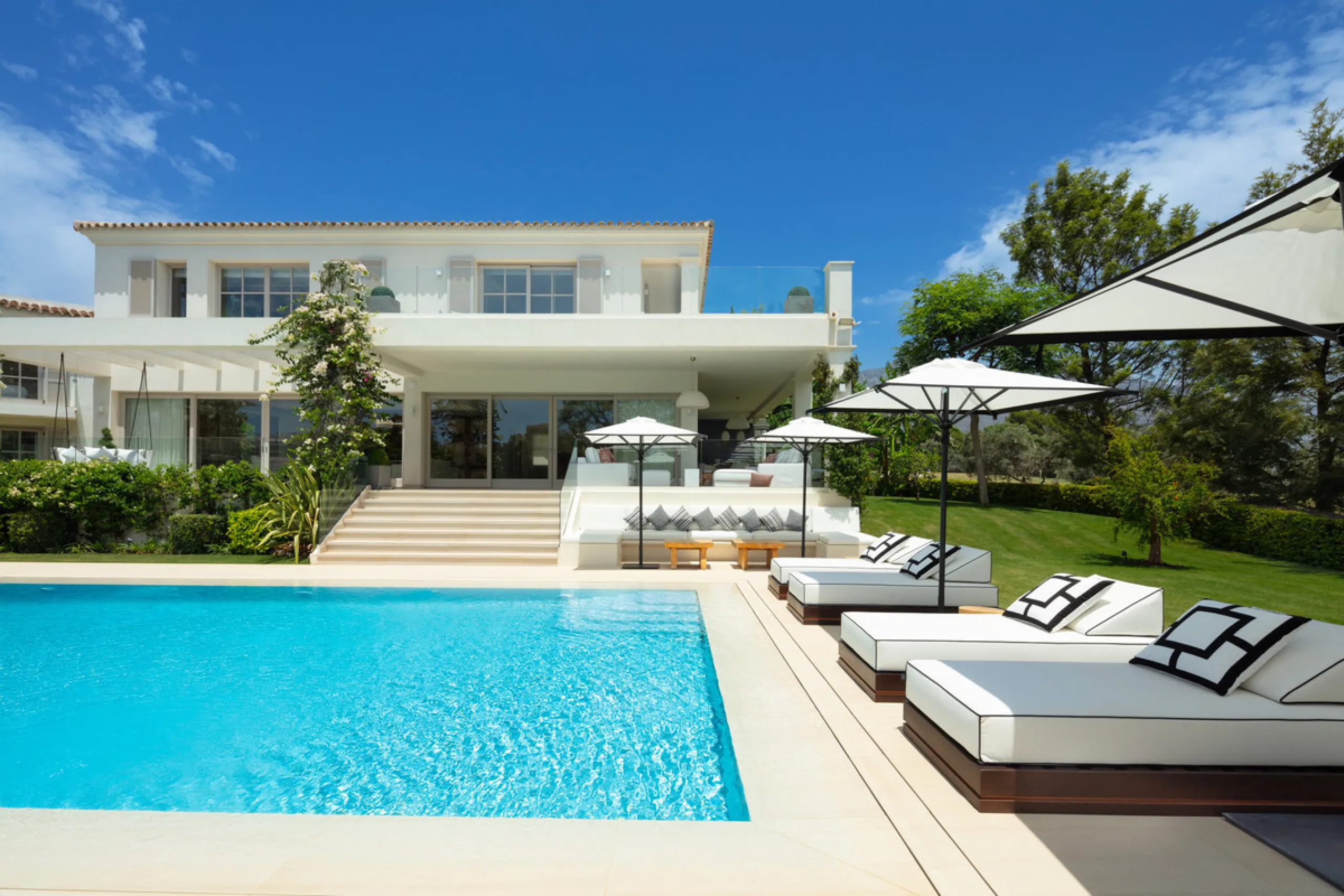 Beautiful villa located in a private oasis in the luxurious Aloha area of Marbella's Golf Valley. This magnificent property sits in a prestigious gated community and boasts an enviable front-line position overlooking Aloha Golf Course. The villa comprises