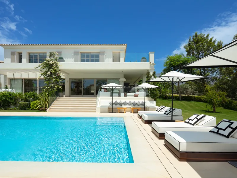 Beautiful villa located in a private oasis in the luxurious Aloha area of Marbella's Golf Valley. This magnificent property sits in a prestigious gated community and boasts an enviable front-line position overlooking Aloha Golf Course. The villa comprises