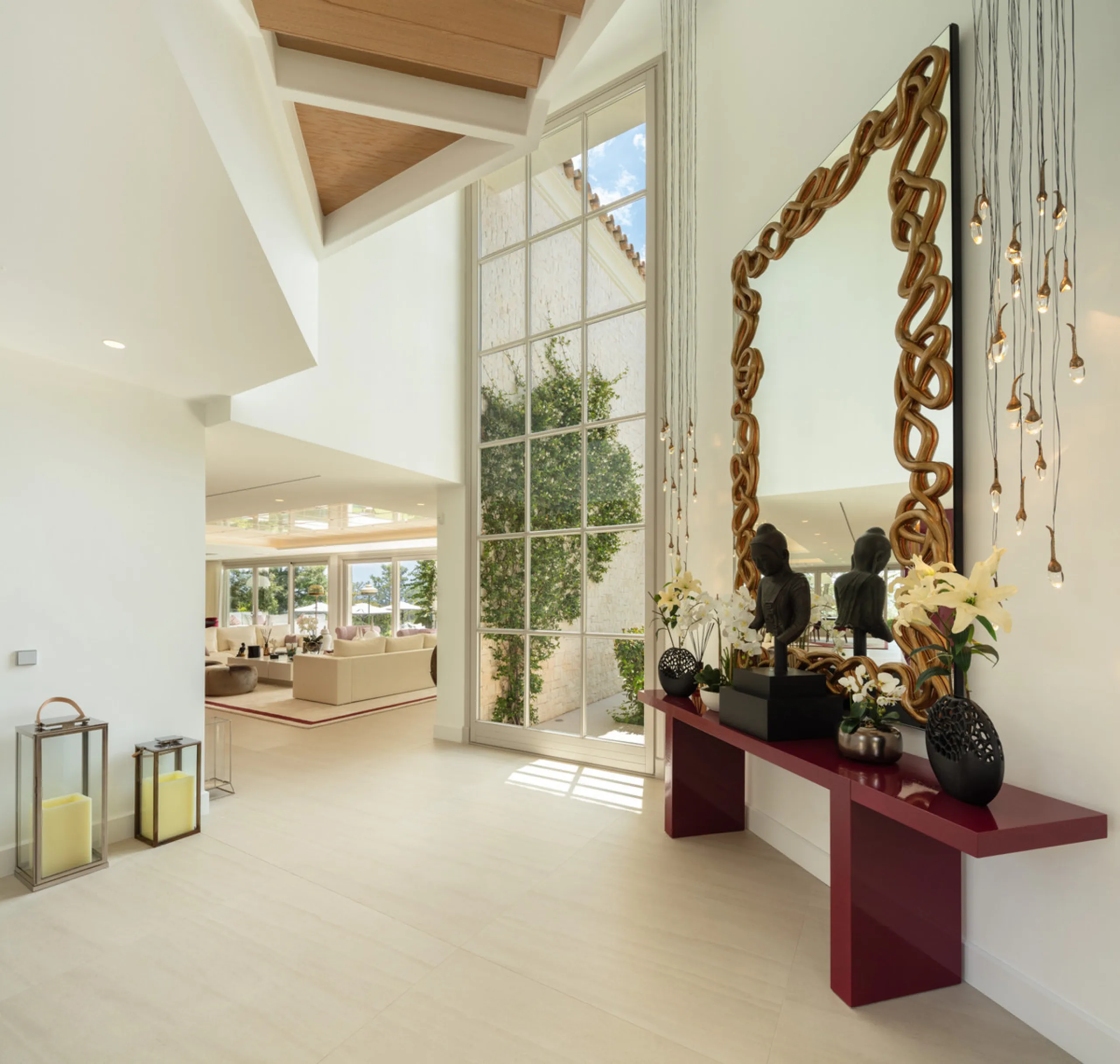 Beautiful villa located in a private oasis in the luxurious Aloha area of Marbella's Golf Valley. This magnificent property sits in a prestigious gated community and boasts an enviable front-line position overlooking Aloha Golf Course. The villa comprises