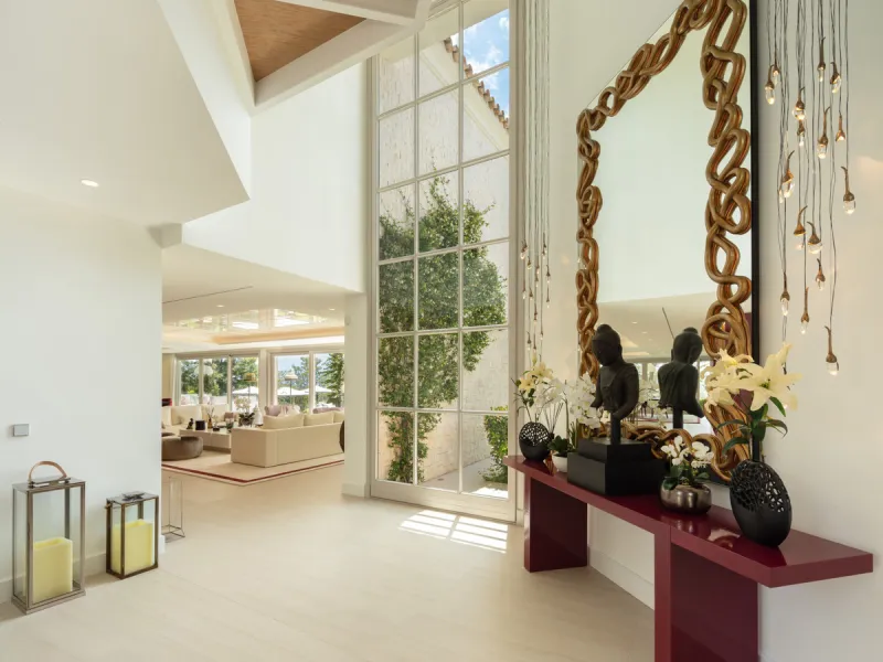 Beautiful villa located in a private oasis in the luxurious Aloha area of Marbella's Golf Valley. This magnificent property sits in a prestigious gated community and boasts an enviable front-line position overlooking Aloha Golf Course. The villa comprises