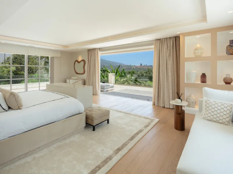 Beautiful villa located in a private oasis in the luxurious Aloha area of Marbella's Golf Valley. This magnificent property sits in a prestigious gated community and boasts an enviable front-line position overlooking Aloha Golf Course. The villa comprises