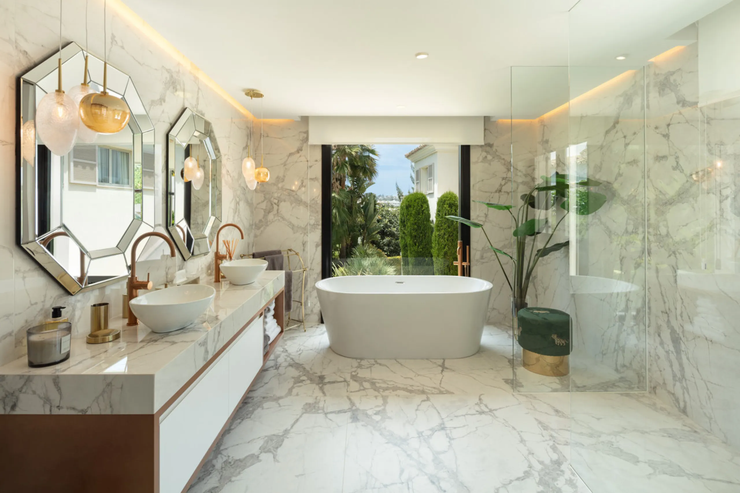 Beautiful villa located in a private oasis in the luxurious Aloha area of Marbella's Golf Valley. This magnificent property sits in a prestigious gated community and boasts an enviable front-line position overlooking Aloha Golf Course. The villa comprises
