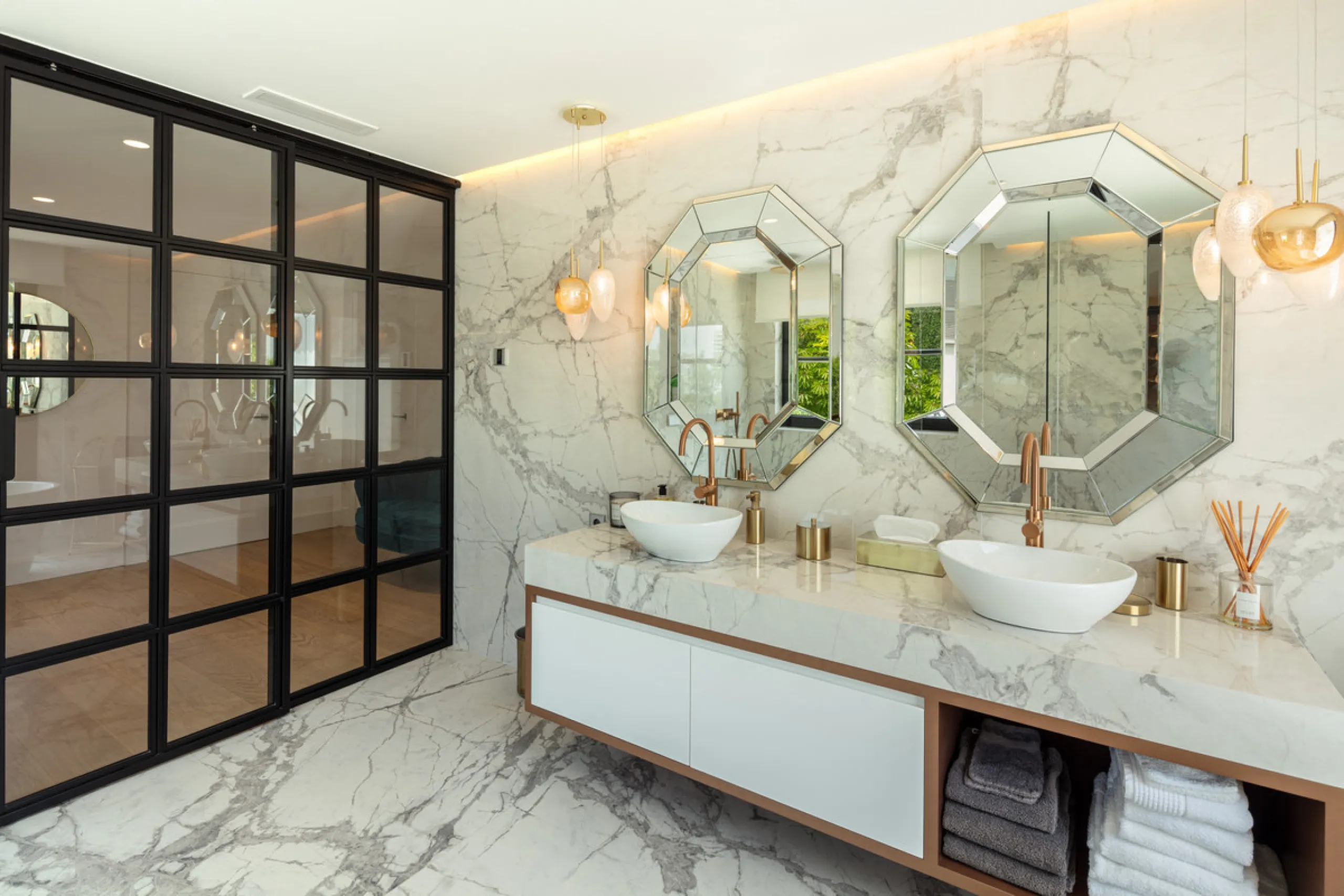 Beautiful villa located in a private oasis in the luxurious Aloha area of Marbella's Golf Valley. This magnificent property sits in a prestigious gated community and boasts an enviable front-line position overlooking Aloha Golf Course. The villa comprises