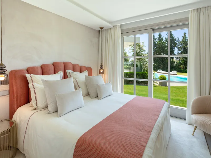 Beautiful villa located in a private oasis in the luxurious Aloha area of Marbella's Golf Valley. This magnificent property sits in a prestigious gated community and boasts an enviable front-line position overlooking Aloha Golf Course. The villa comprises