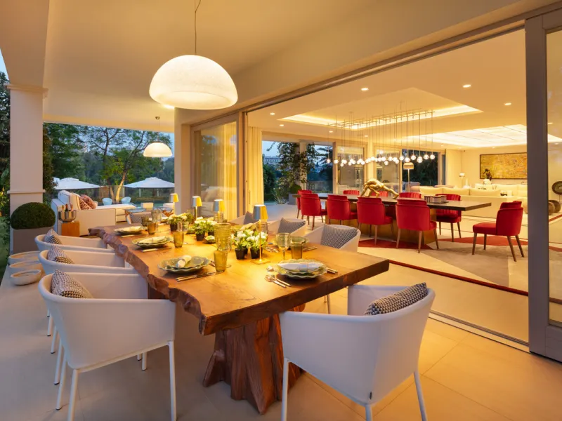 Beautiful villa located in a private oasis in the luxurious Aloha area of Marbella's Golf Valley. This magnificent property sits in a prestigious gated community and boasts an enviable front-line position overlooking Aloha Golf Course. The villa comprises