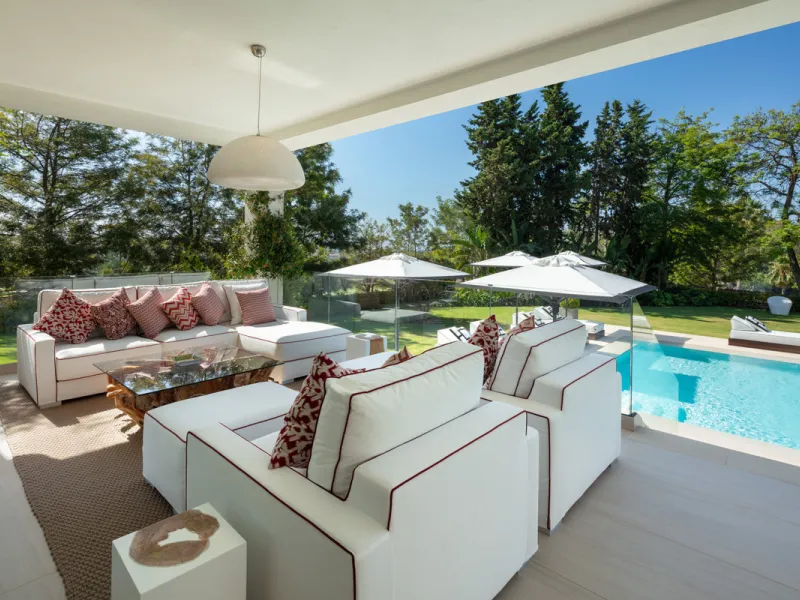 Beautiful villa located in a private oasis in the luxurious Aloha area of Marbella's Golf Valley. This magnificent property sits in a prestigious gated community and boasts an enviable front-line position overlooking Aloha Golf Course. The villa comprises