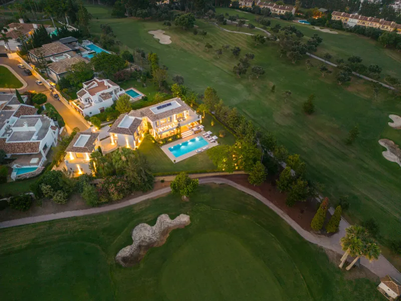 Beautiful villa located in a private oasis in the luxurious Aloha area of Marbella's Golf Valley. This magnificent property sits in a prestigious gated community and boasts an enviable front-line position overlooking Aloha Golf Course. The villa comprises