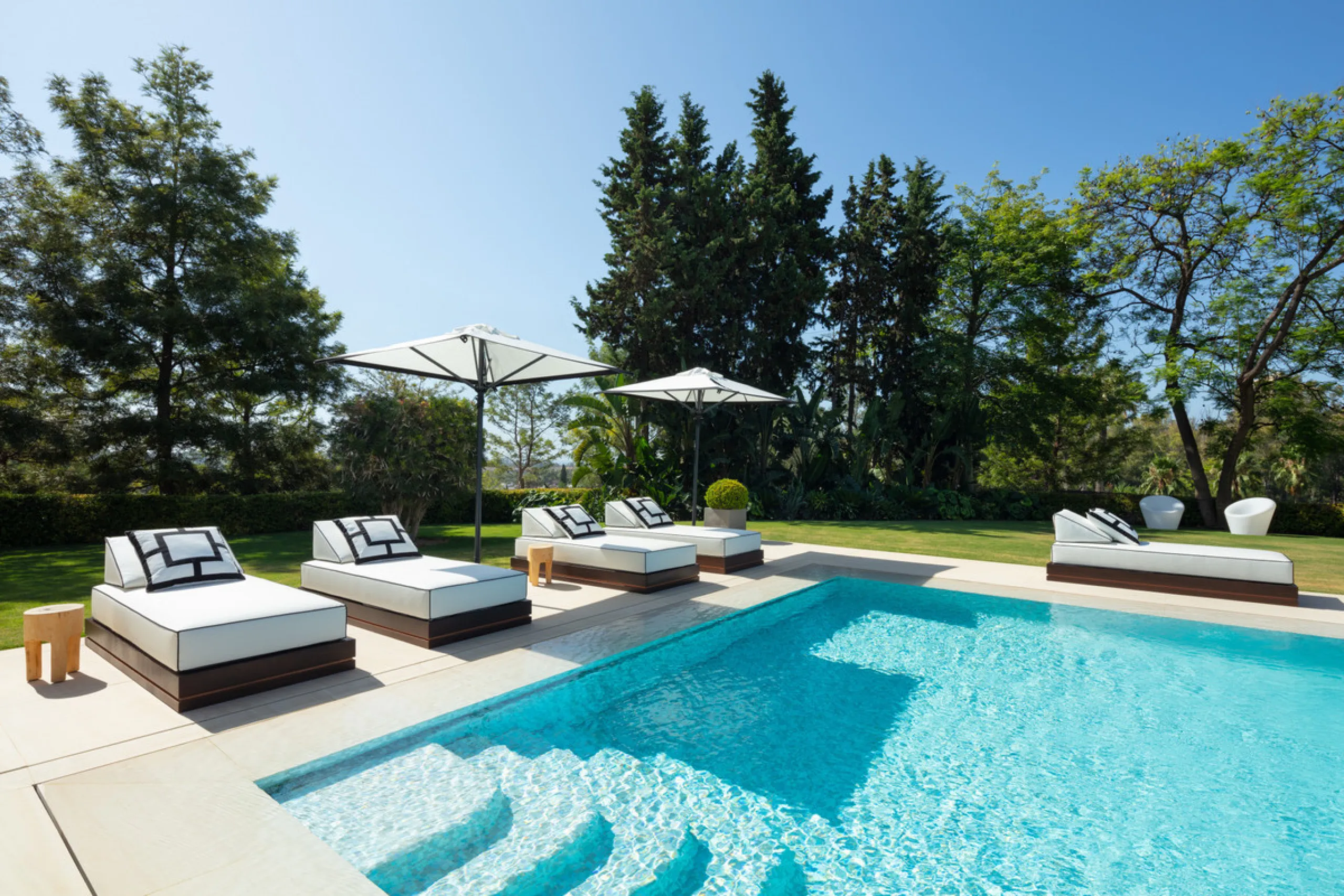 Beautiful villa located in a private oasis in the luxurious Aloha area of Marbella's Golf Valley. This magnificent property sits in a prestigious gated community and boasts an enviable front-line position overlooking Aloha Golf Course. The villa comprises