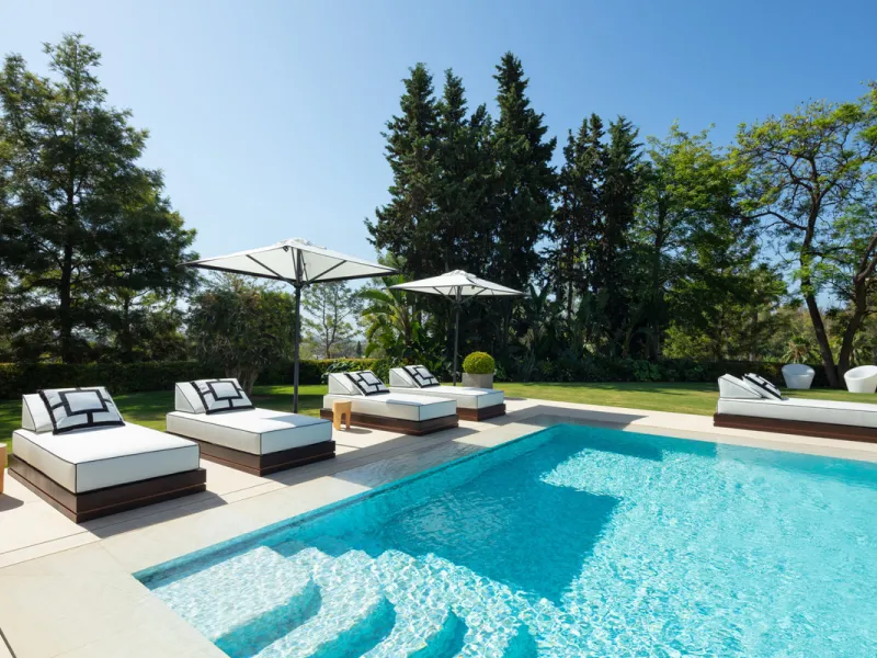 Beautiful villa located in a private oasis in the luxurious Aloha area of Marbella's Golf Valley. This magnificent property sits in a prestigious gated community and boasts an enviable front-line position overlooking Aloha Golf Course. The villa comprises