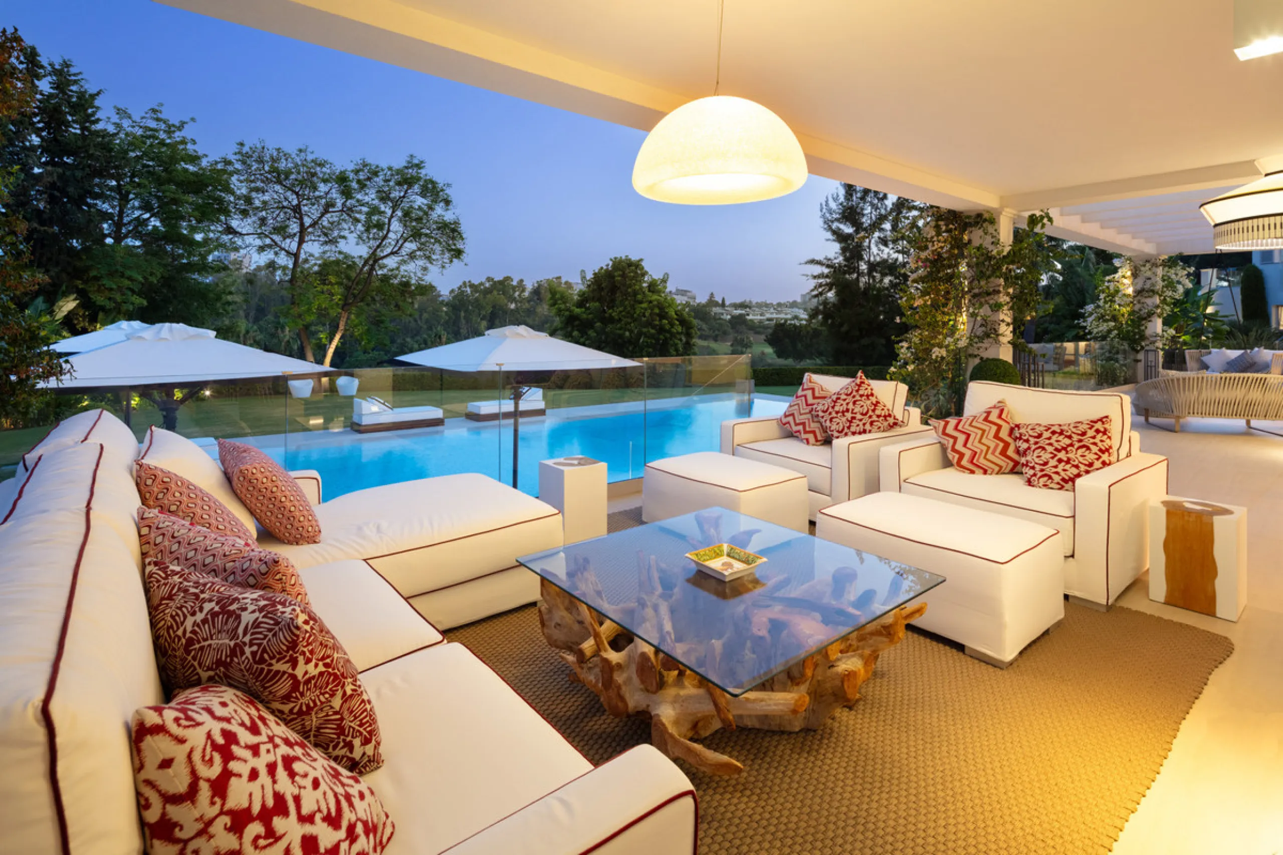 Beautiful villa located in a private oasis in the luxurious Aloha area of Marbella's Golf Valley. This magnificent property sits in a prestigious gated community and boasts an enviable front-line position overlooking Aloha Golf Course. The villa comprises