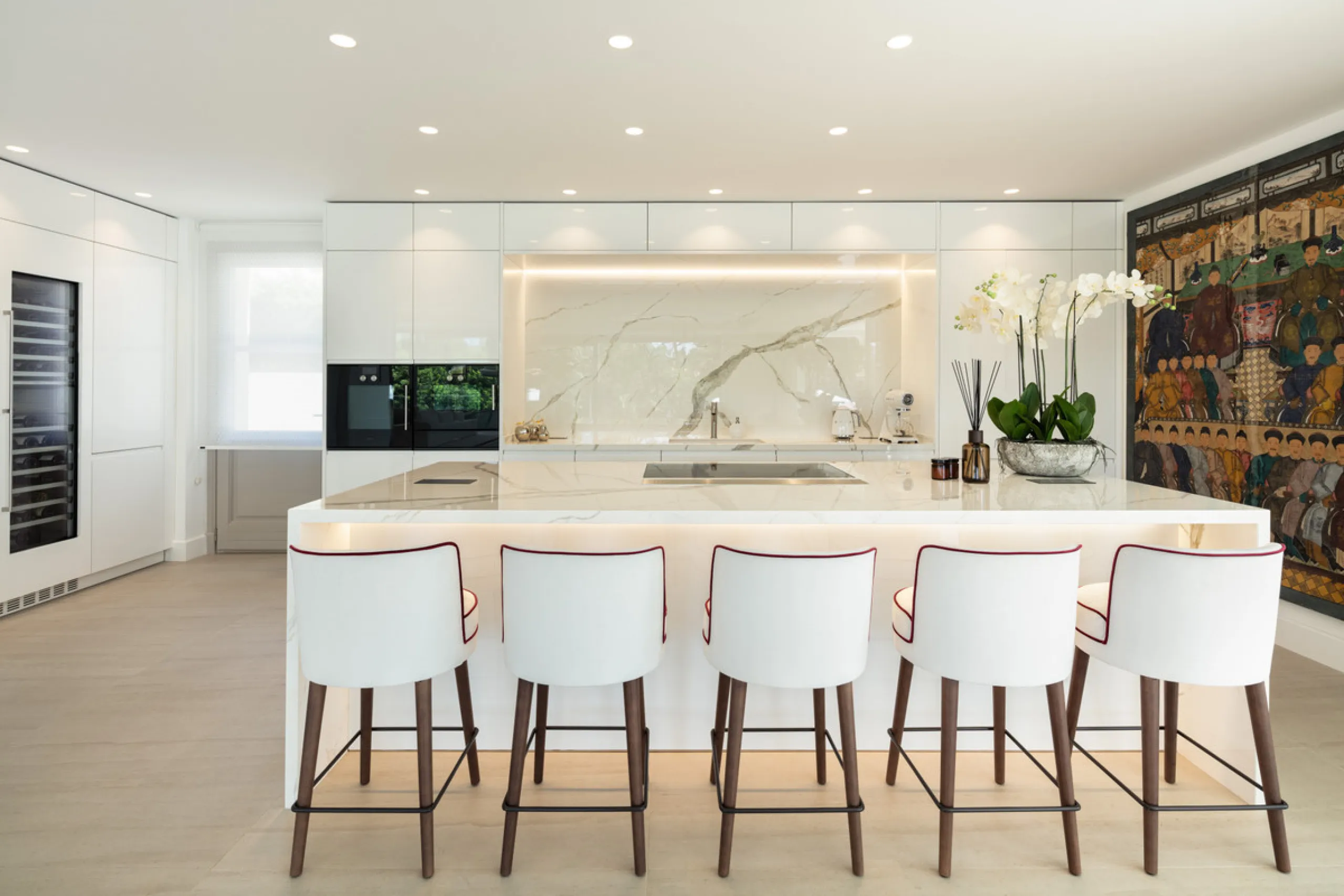 Beautiful villa located in a private oasis in the luxurious Aloha area of Marbella's Golf Valley. This magnificent property sits in a prestigious gated community and boasts an enviable front-line position overlooking Aloha Golf Course. The villa comprises