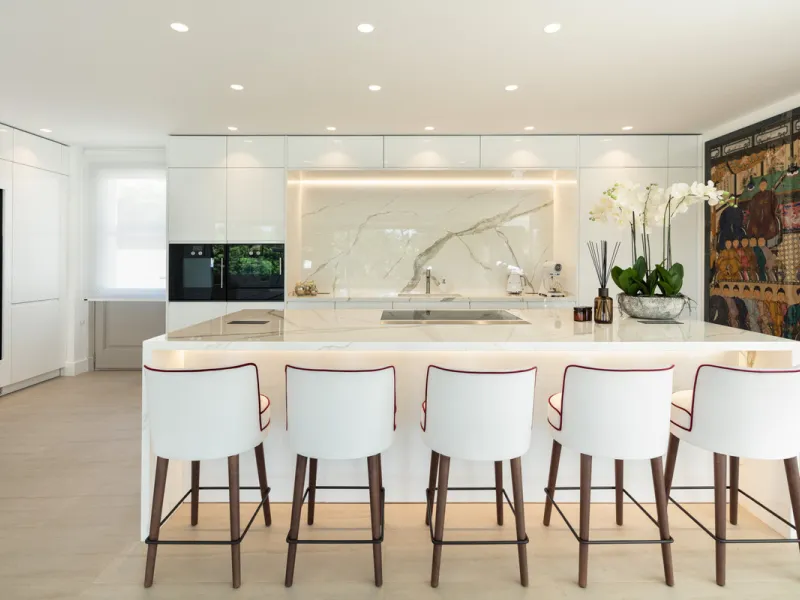 Beautiful villa located in a private oasis in the luxurious Aloha area of Marbella's Golf Valley. This magnificent property sits in a prestigious gated community and boasts an enviable front-line position overlooking Aloha Golf Course. The villa comprises