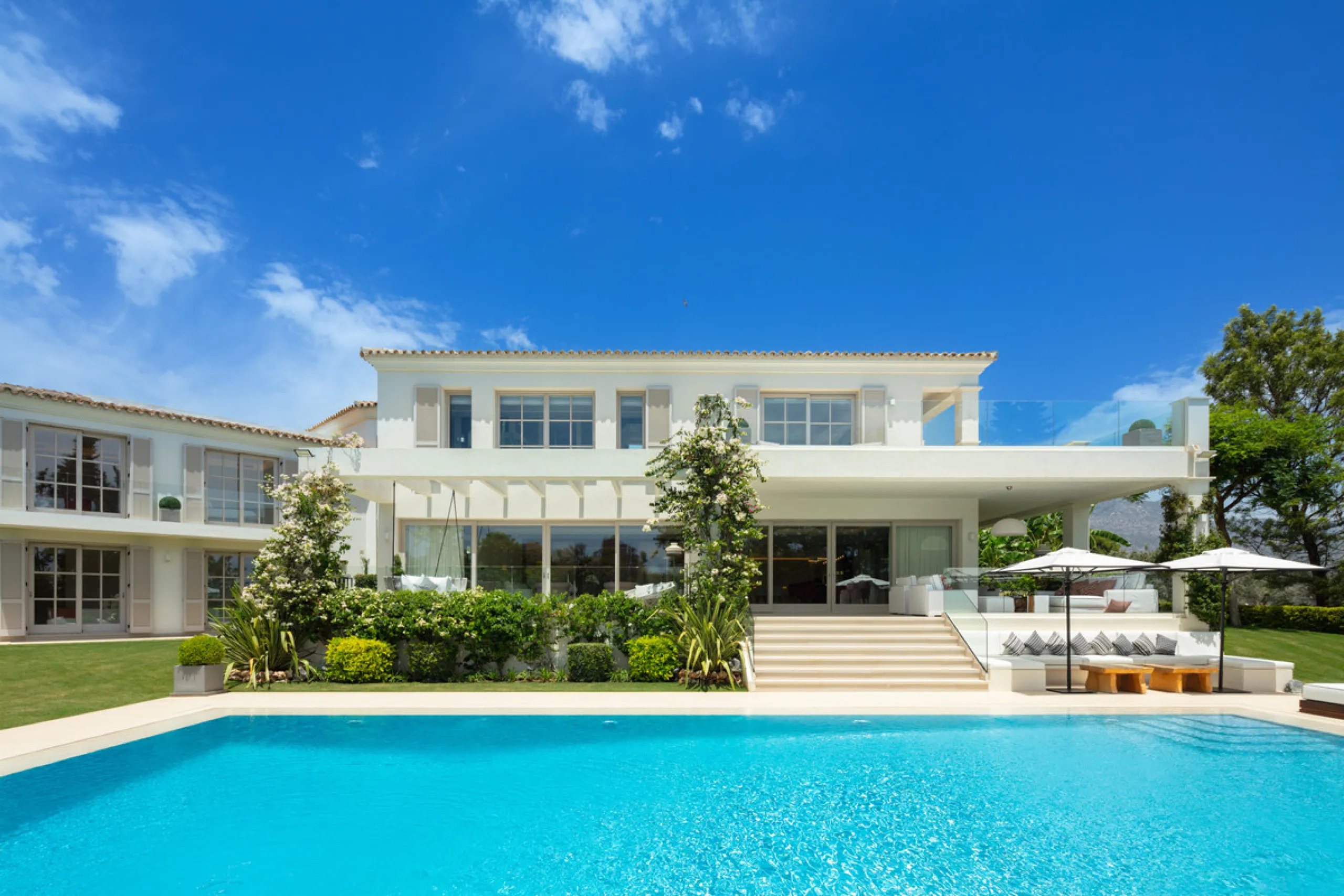 Beautiful villa located in a private oasis in the luxurious Aloha area of Marbella's Golf Valley. This magnificent property sits in a prestigious gated community and boasts an enviable front-line position overlooking Aloha Golf Course. The villa comprises