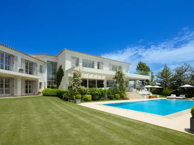 Beautiful villa located in a private oasis in the luxurious Aloha area of Marbella's Golf Valley. This magnificent property sits in a prestigious gated community and boasts an enviable front-line position overlooking Aloha Golf Course. The villa comprises