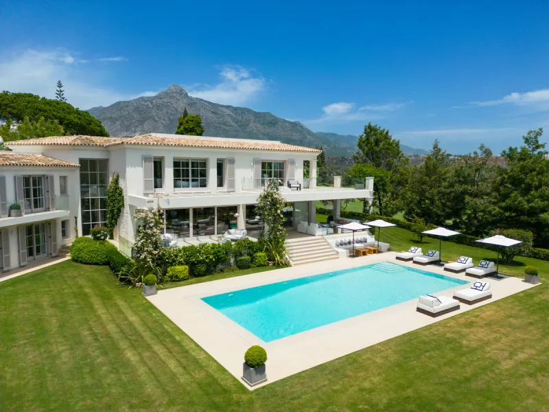 Beautiful villa located in a private oasis in the luxurious Aloha area of Marbella's Golf Valley. This magnificent property sits in a prestigious gated community and boasts an enviable front-line position overlooking Aloha Golf Course. The villa comprises