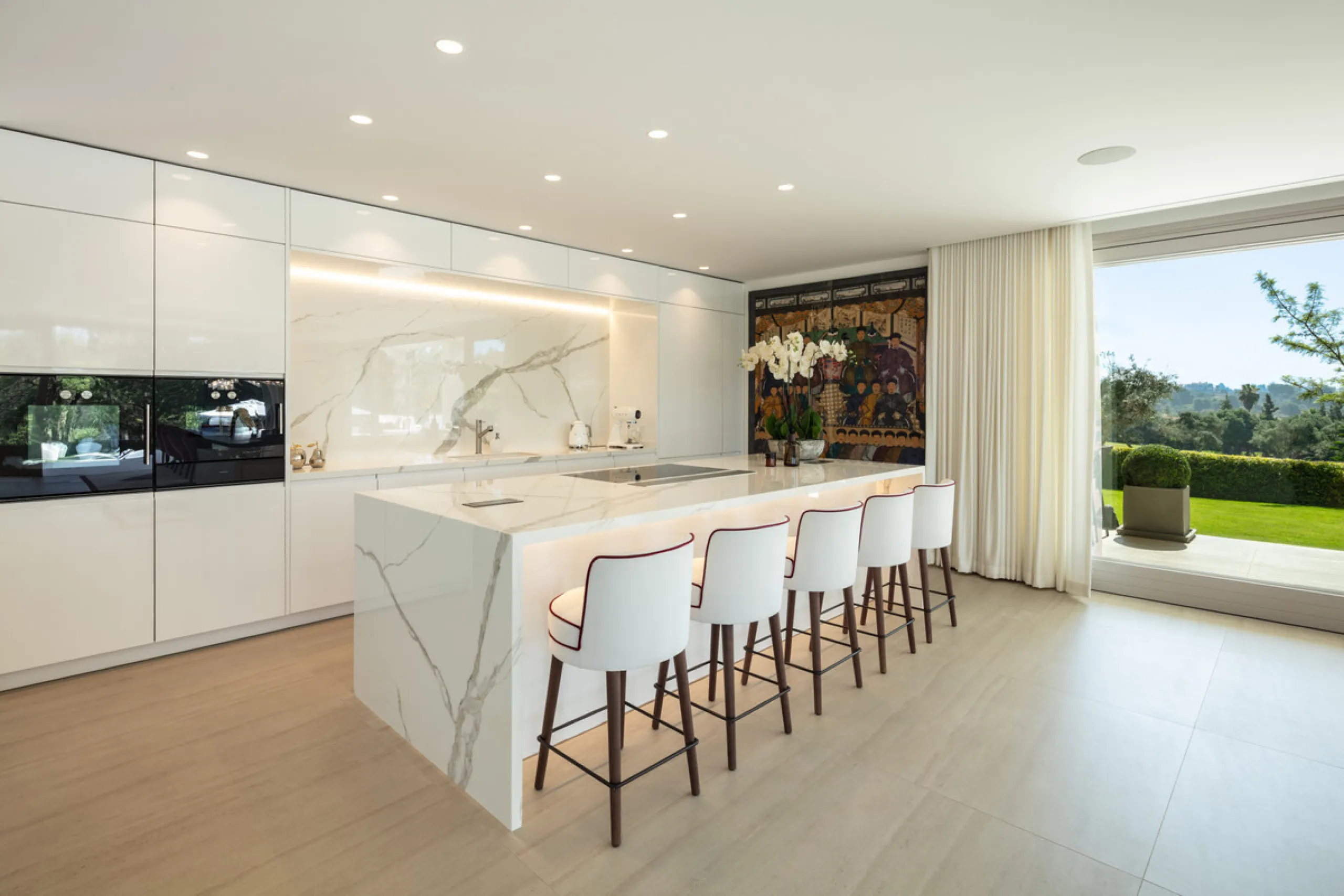 Beautiful villa located in a private oasis in the luxurious Aloha area of Marbella's Golf Valley. This magnificent property sits in a prestigious gated community and boasts an enviable front-line position overlooking Aloha Golf Course. The villa comprises